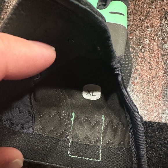 Women’s Under Armour radar batting gloves size xl - Picture 7 of 9